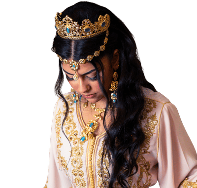 Femme en mouvement portant un caftan algérien revisité de couleur blanc albâtre, style minimaliste et épuré de la mode féminine contemporaine.