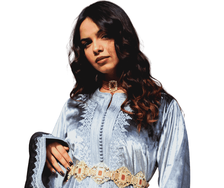 Femme portant un caftan algérien de luxe en soie fluide brodée main, collection artisanat du Maghreb Maison Taziri.